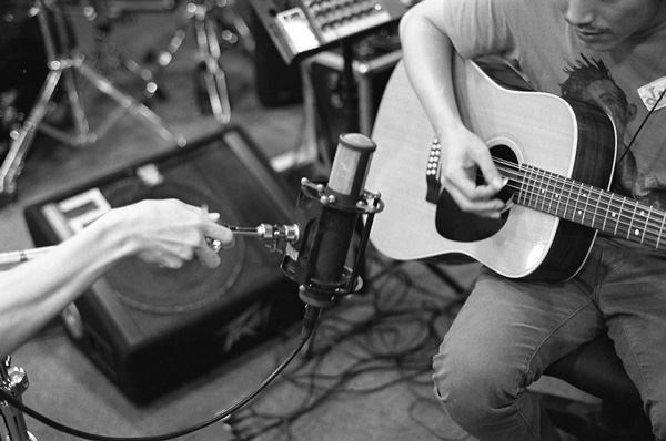 e289a0c2b5c2b6e2809a_acoustic_guitar_2